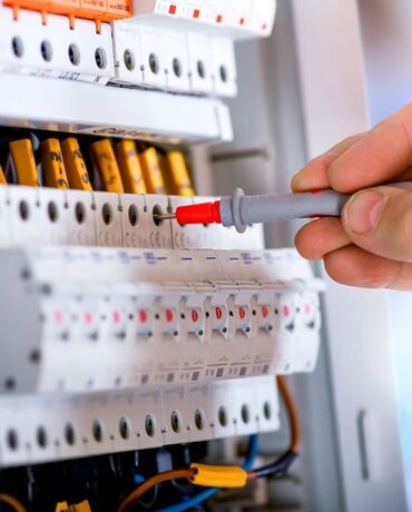 Arbeiten an einem Sicherungskasten