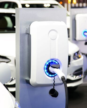 Wallboxen an denen E-Autos laden