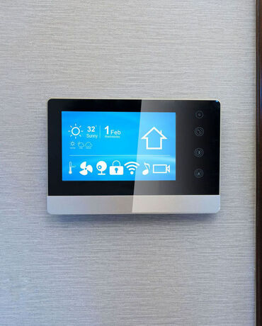 Smart Home Panel an einer Wand
